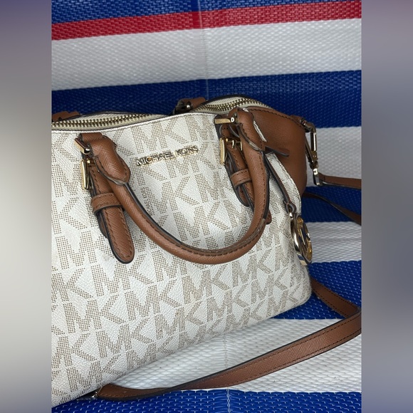 🎉Michael Kors Ciara Vanilla Acorn Convertible Signature Monogram Messenger Bag - Picture 4 of 15